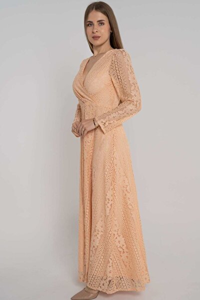 mica فستان طويل من الدانتيل بأكمام طويلة وتفاصيل الخصر