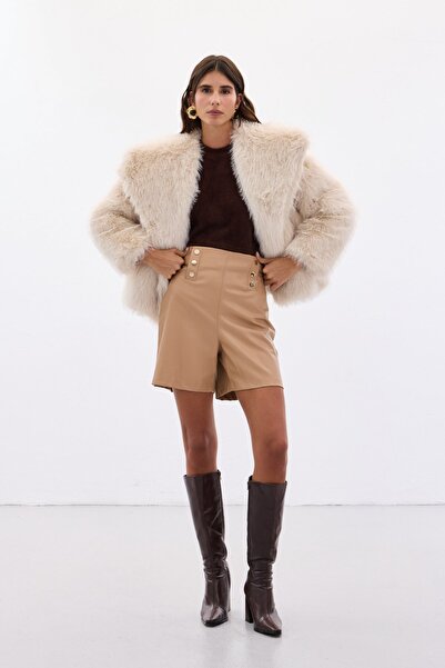 Sateen Pantaloni scurți din piele cu accesorii cu nasturi - bej