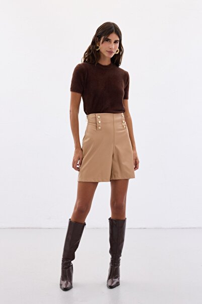 Sateen Pantaloni scurți din piele cu accesorii cu nasturi - bej