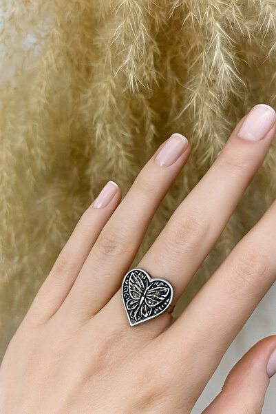 Herşey Nota Black Flame Heart Ring – the Symbol of Passion, Power, and Gothic Elegance