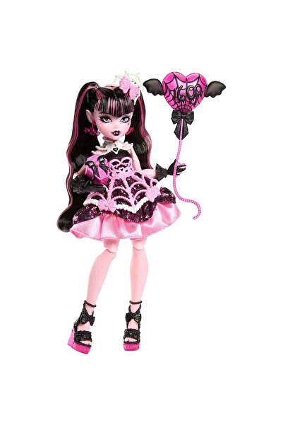 MONSTER HIGH ® DOĞUM GÜNÜ™ DRACULAURA™ Bebek Parti elbiseli ve bir elinde balonla JBG74