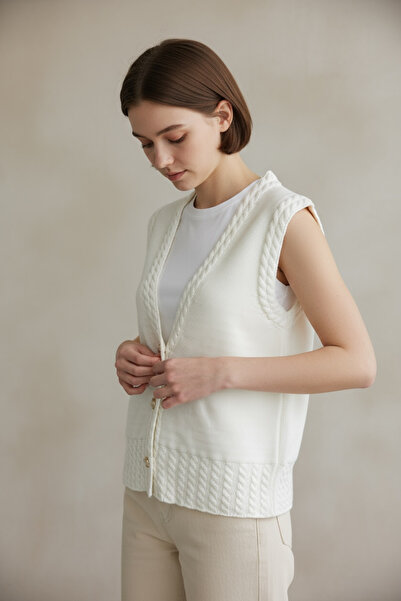 NEWCO Stylish White Knit Vest, V-Neck, Knitted Detail and Buttoned Model