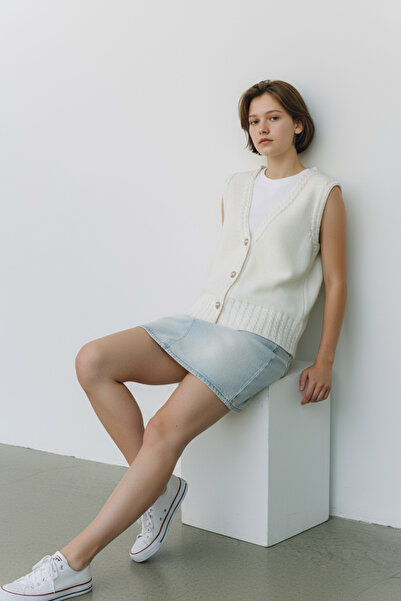 NEWCO Stylish White Knit Vest, V-Neck, Knitted Detail and Buttoned Model