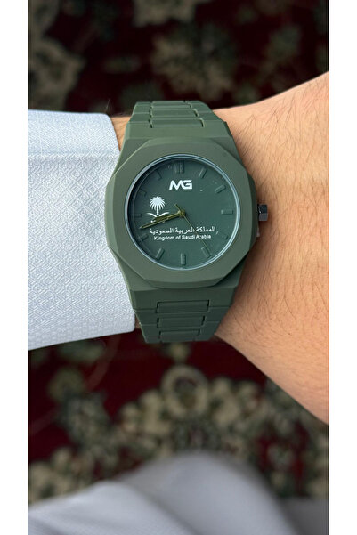 CN A youthful watch with an elegant carbon design bearing the logo of the Kingdom of Saudi Arabia, water-resistant.