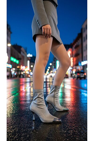 BellaPiede Kadın Gümüş Burun Detaylı İnce Topuklu Streç Soket Bot – Şehir Şıklığı ve Gece Işıltısı