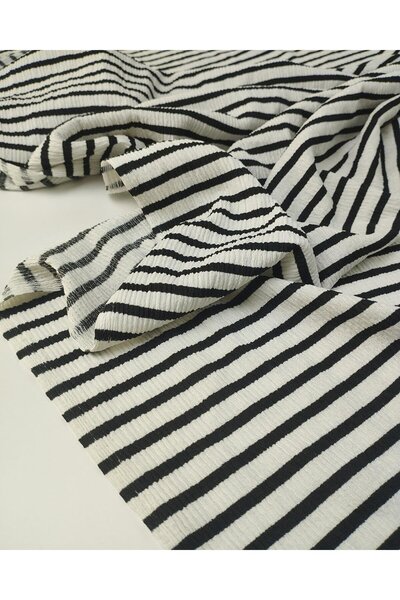 Kumaş Parça Tricou Irmak din material subțire cu dungi transversale alb-negru...
