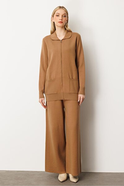 Mutlu Ertan سترة نسائية بياقة وسحاب وجيب مفصل من التريكو بلون الجمل 20240