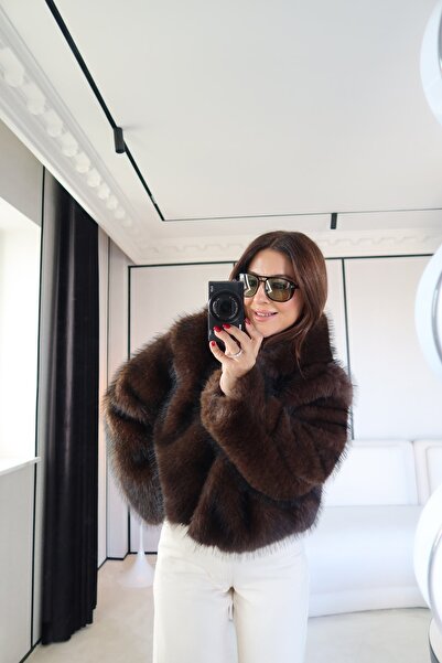 Özge Özgenç Късо яке с качулка от кожа