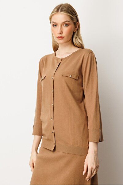 Mutlu Ertan كارديجان نسائي محبوك بأزرار وتفاصيل جيب، لون جملي 20228