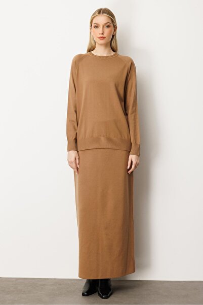 Mutlu Ertan تنورة تريكو طويلة نسائية لون جملي 20233