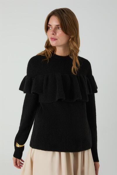 inspiration سترة ديفني سيلانيك ذات ياقة وأكمام مكشكشة باللون الأسود