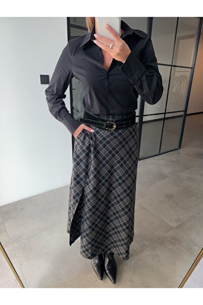 BB Bensu Buyruk تنورة سوداء منقوشة مع حزام من جلد الغزال وشق