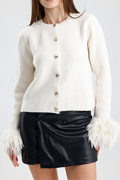 Butik Kalp Düğmeli Kol Ucu Püskül Detaylı Triko Hırka