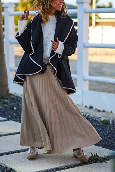 Güneşkızı Италианско черно сако с шалче, с бродерии по ръкавите и подгъва, 75 55