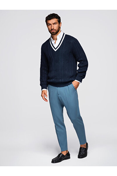 OMBRE Pánský pletený svetr s výstřihem do V - tmavě modrý v2 OM-SWSW-0151