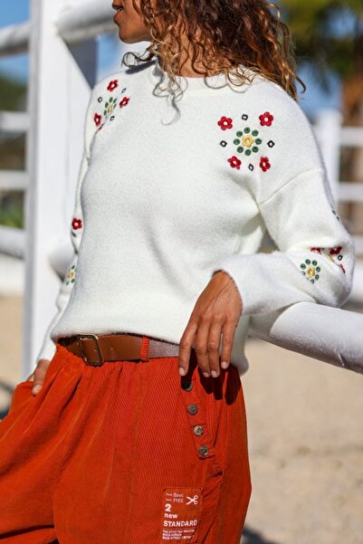 Güneşkızı Ecru Crew Neck Washed Shoulder Embroidered Soft Textured Loose Sweater 60 40
