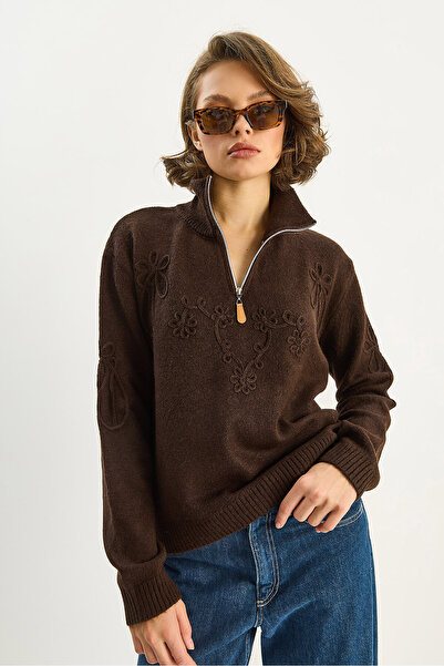 Bianco Lucci Дамски пуловер с изправяща се яка, половин цип и бродерия TK251124 60283716