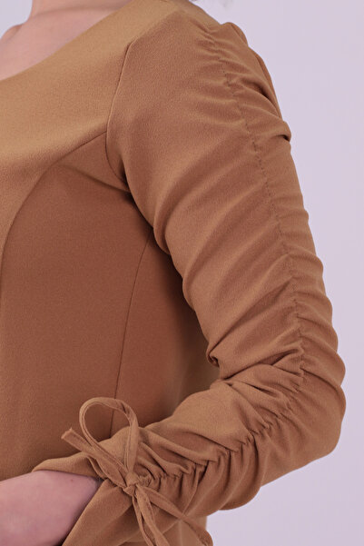 armonika Γυναικείο φόρεμα με μακριά μανίκια με λαιμόκοψη σε σχήμα καμήλας με μανίκια με κορδόνια ARM-26K001033