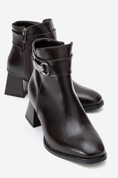 CCWAY AYAKKABI حذاء بكعب عالٍ ومقدمة مدببة مع إبزيم حجري، لون بني جلدي