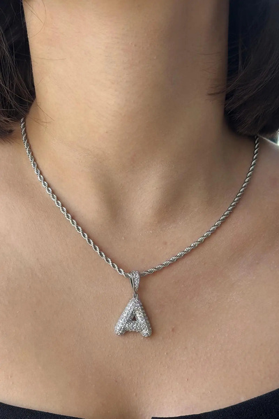 MODA قلادة بحرف A مرصعة بحجر فضي اللون