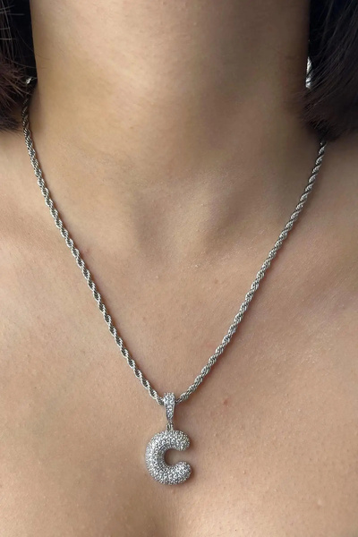 MODA قلادة بحرف C مرصعة بالأحجار الفضية اللون