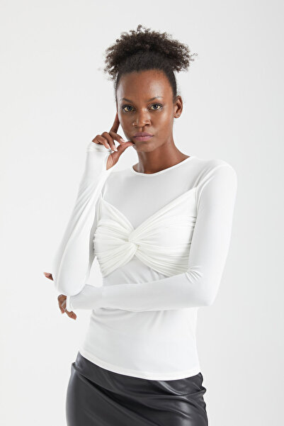 By Yaren Yazıcı Дамска блуза в цвят екрю с набрани детайли на нивото на бюста...