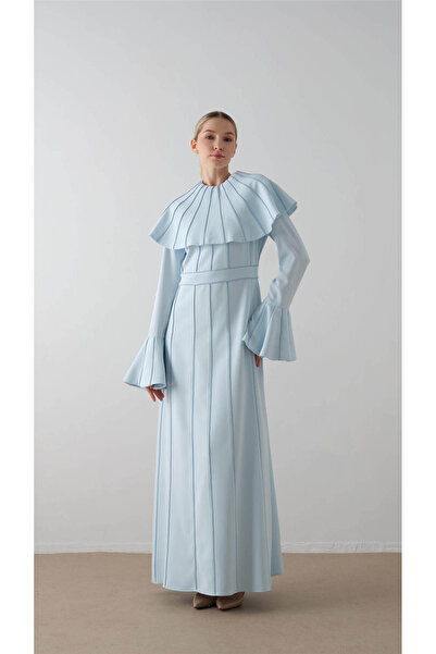 miha Hicran Önal فستان كريب مع كاب على الكتف باللون الأزرق