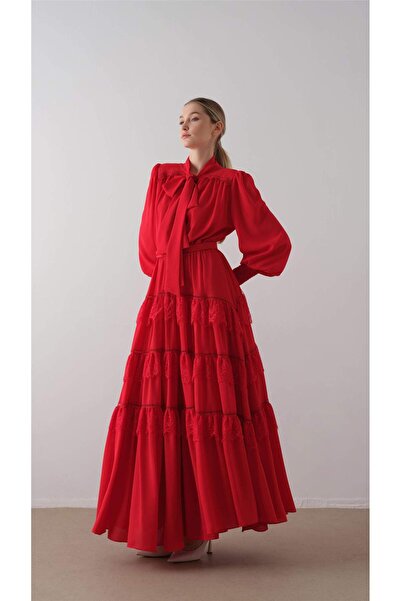 miha Hicran Önal فستان طويل بطبقات متعددة ورباطات باللون الأحمر