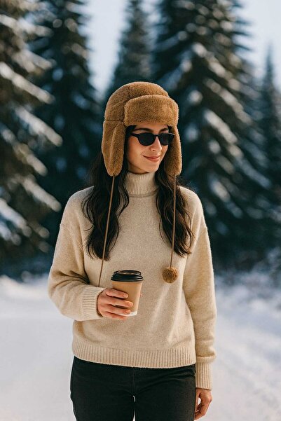 Netodak نموذج شتوي من الفرو الصناعي للنساء مع غطاء للأذنين، مزين بشرابة فرو ص...