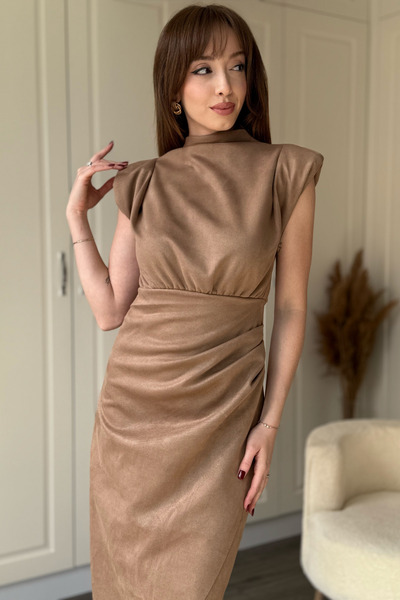 Dilay Gökoğlu Butik Σουέντ βάτα τεμάχια Μπεζ φόρεμα μίντι με άνοιγμα μέρη στο μπροστινό μέρος