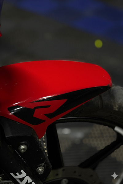 Banxtre ملصق تفاصيل بشعار R على طرف الرفرف لدراجة TVS Raider (يمين ويسار)