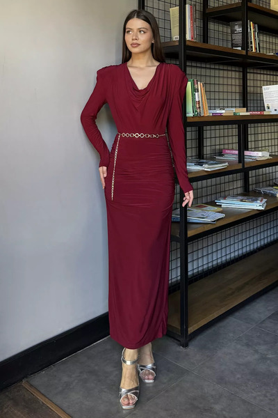 ZehraGül Бургунди рокля с деколте Degaje, златна верижка и набрани детайли за...