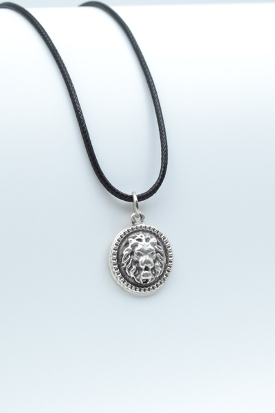 ıdr Minimal Aslan Madalyon Gümüş Kaplama Deri İp Kolye