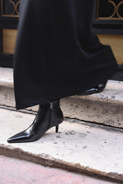 LUTVELIZADE Bot 2517 - Sivri Burun Bilek Boy Siyah Kadın Bot