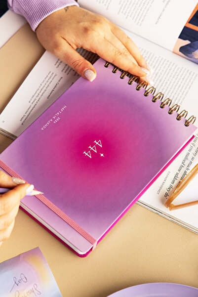 PAPERORA 2026 Dikey Haftalık Ajanda – Yatay A5 Formda Spiralli Sert Kapak Haftalık Ajanda 21x15 cm Aura