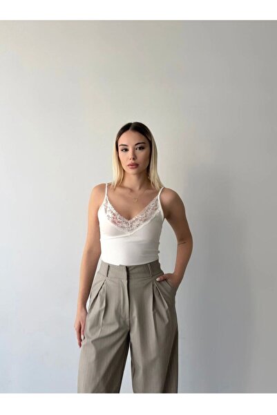Vinales Beyaz Askılı Dantel Detaylı Kaşmir Karışımlı Bluz Atlet