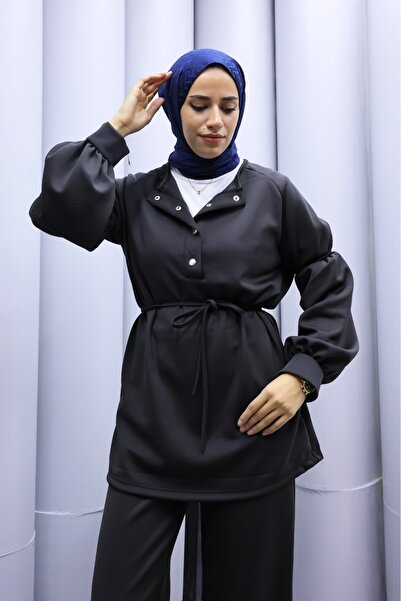 onlymoon Siyah Scuba Kumaş Tesettür Alt Üst Takım – Yüksek Bel Çift Cepli Pantolon & Çıtçıt Yaka Üst