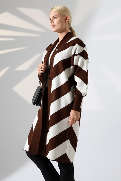 aytenli Straight Collar Silver Accessories Available in Sizes S to XL Standard Size Compatible Zigzag Pattern Knee-Length Stylish Knitwear Cardigan