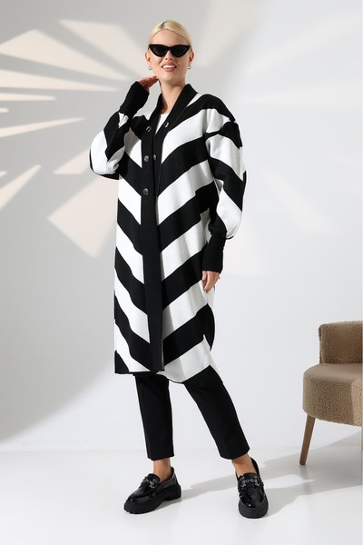 aytenli Straight Collar Silver Accessories Available in Sizes S to XL Standard Size Compatible Zigzag Pattern Knee-Length Stylish Knitwear Cardigan