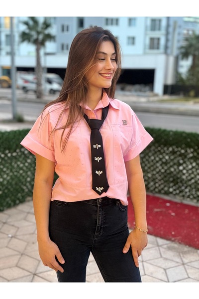 Maison MeDa Taş Arma Detaylı Pembe Crop – Casual Chic