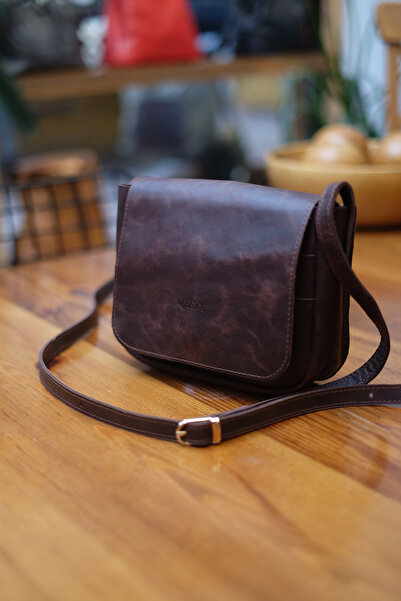 QEEY'S حقيبة كتف من سلسلة فاليو باللون البني