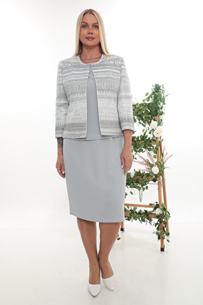 MİSS DİAMOND بدلة ثلاثية من تنورة قصيرة مبطنة ومطرزة بالحجر اللامع باللون الر...