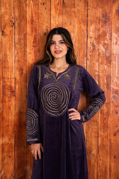 AFandina Luxurious velvet and exquisite embroidery for a unique look S-177