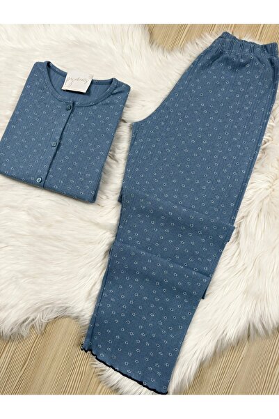 Pijamacs Mavi Üzeri Beyaz Çiçek Desenli Ajurlu/Delikli Önden Düğmeli Uzun Kol Pijama Takımı