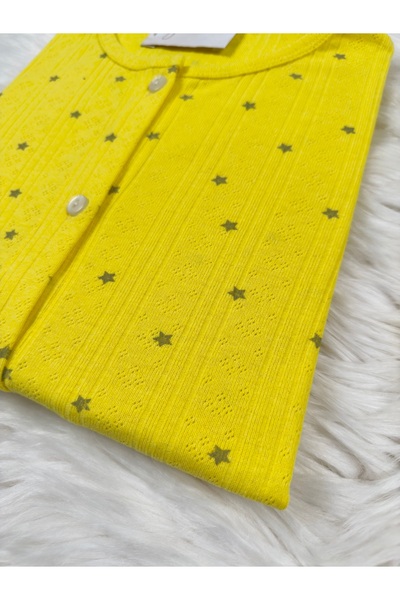Pijamacs Sarı Üzeri Gri Yıldız Desenli Ajurlu/Delikli Önden Düğmeli Uzun Kol Pijama Takımı