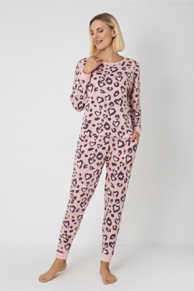 DOFİ Kadın Pembe Leopar Desenli Kışlık Pijama Takımı – DTY Kumaş, Uzun Kollu, Cepli, Manşetli