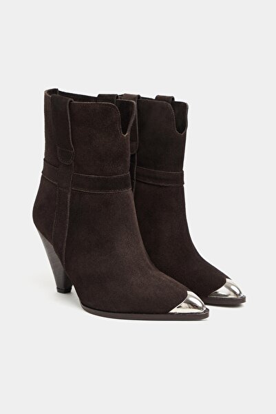 NİŞANTAŞI SHOES حذاء نسائي من هوب بني اللون من جلد الغزال الأصلي بكعب مخروطي ومقدمة معدنية