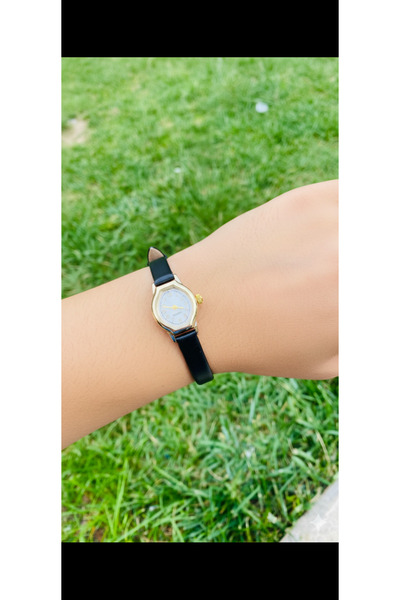 Yegane Kadın Siyah Deri Kordonlu Altın Detaylı Mini Kol Saati