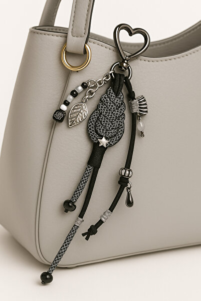 She Sells سلسلة مفاتيح بتصميم خاص مطلية بالذهب والفضة مع خيط باراكورد وسويدي