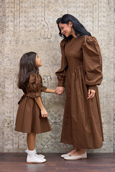 KÜÇÜĞÜM BUTİK Плисирана поплинена рокля с горчиво кафе и диня на ръкава за майка и дъщеря (ПРОДАВА СЕ ПООТДЕЛНО)